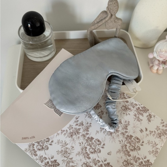 Luxurious White Silk Sleep Mask - Picture 9 of 10